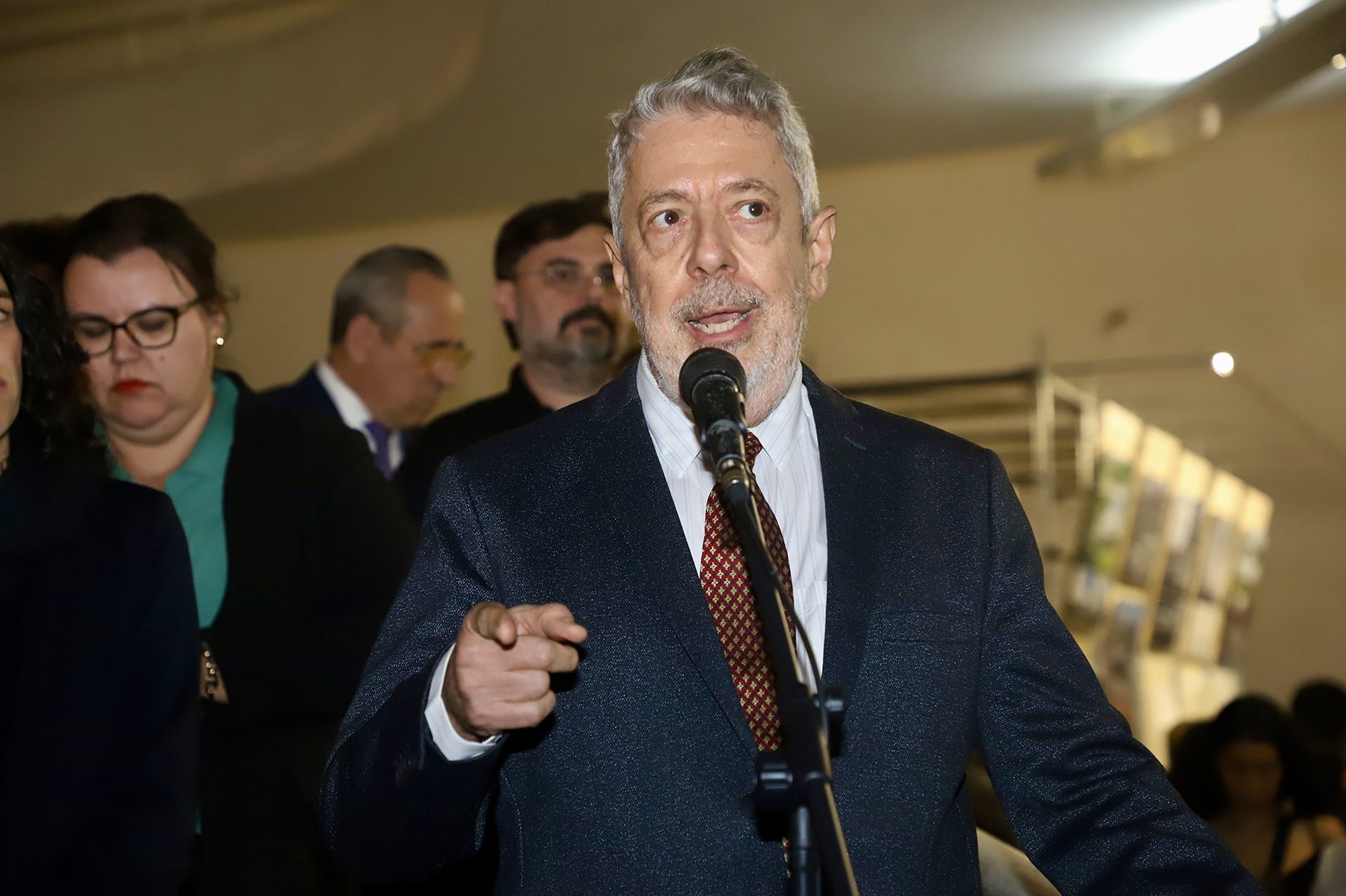 Renato Anelli, um dos curadores da 14ª BIAsp, discursa na abertura do evento - Foto Denise Andrade