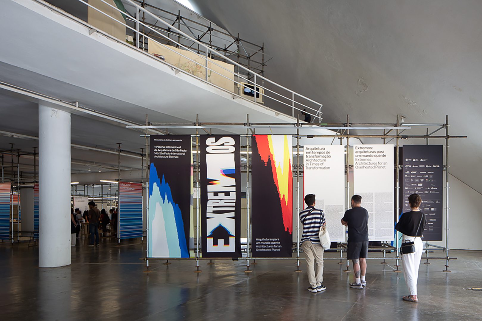 Visitantes observam paineis na entrada da 14ª BIAsp - Foto André Scarpa