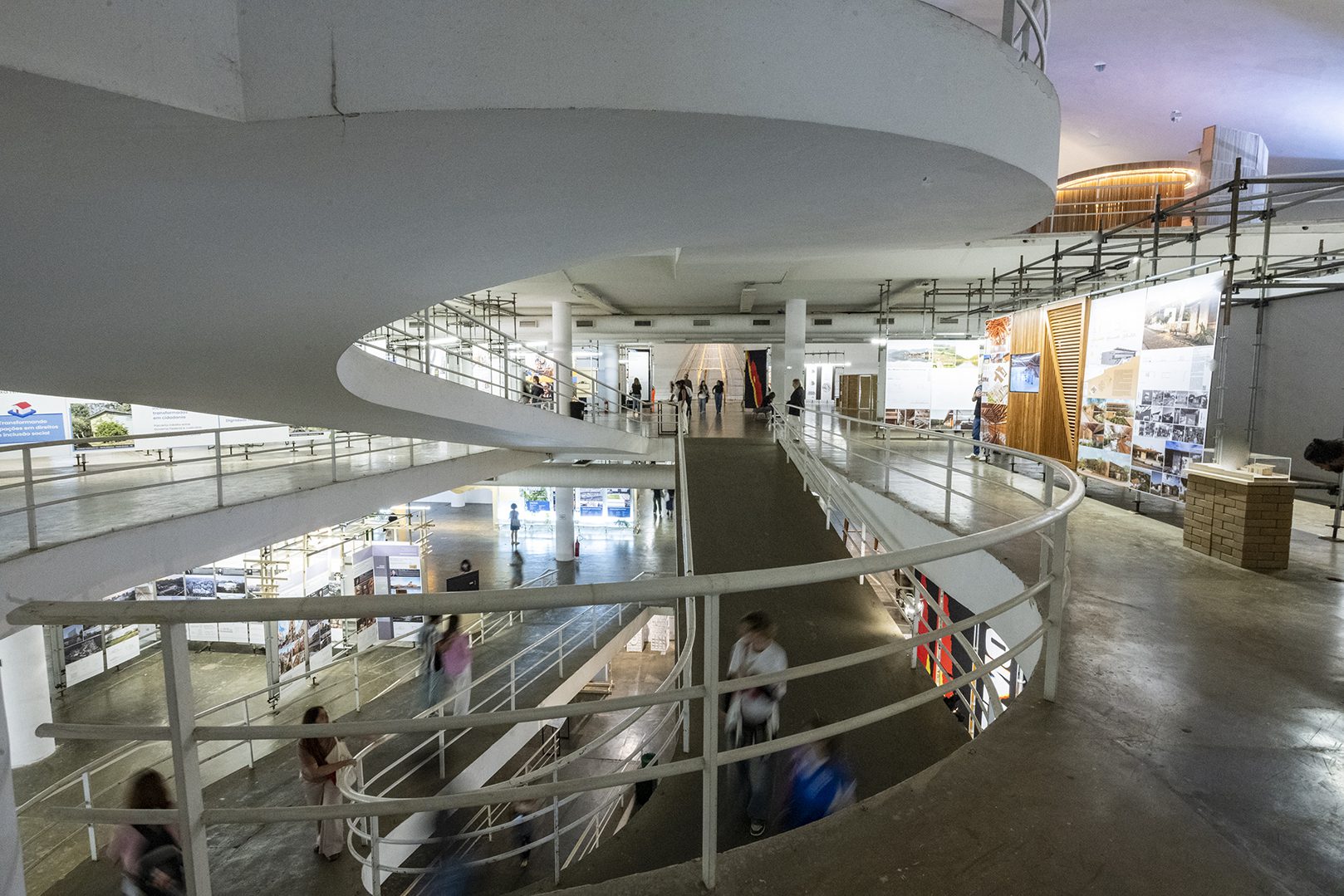 Vista da Oca a partir das rampas, mostra expografia da 14ª BIAsp - Foto Peter Hertel